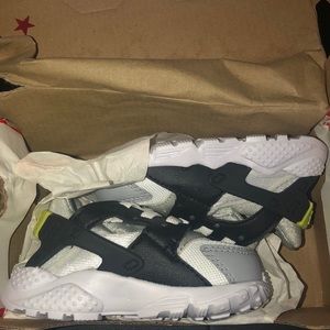 Brand new never worn baby size 4c huaraches